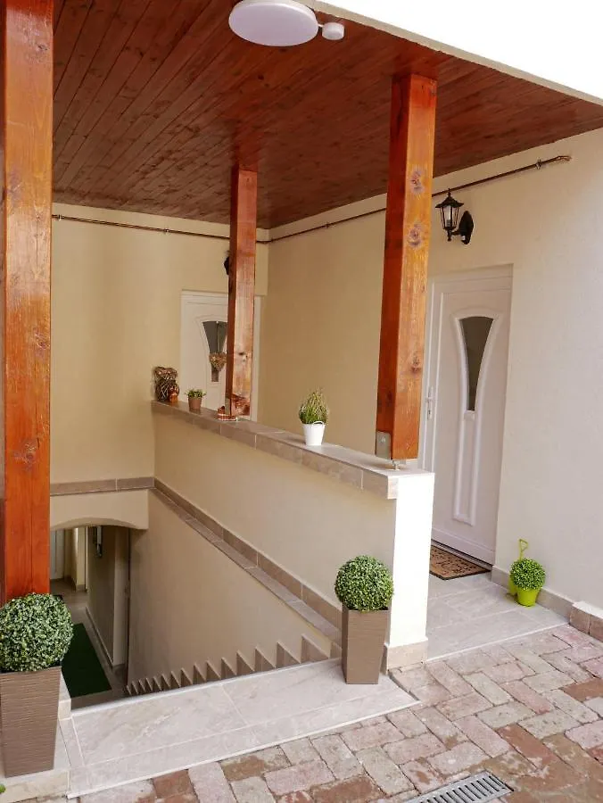 Varfal Apartman Έγκερ